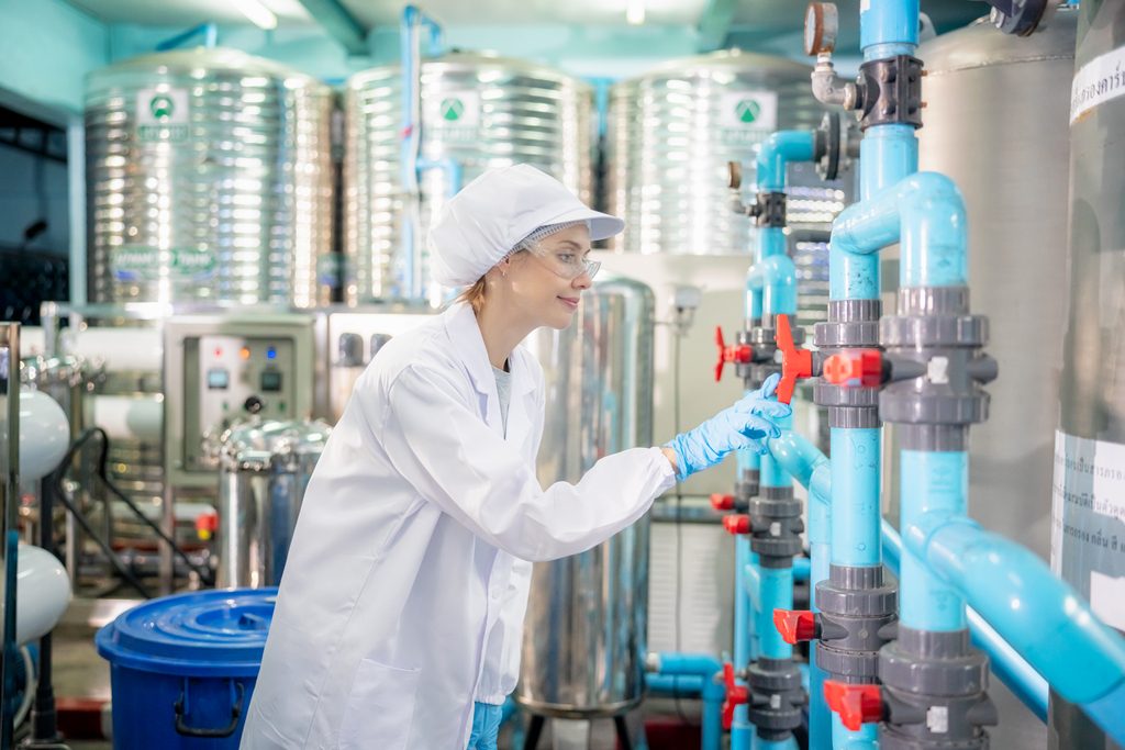 Instalação técnica industrial ilustrativa de tratamento de água